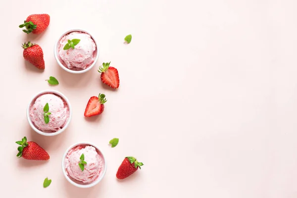 草莓冰淇淋和新鲜草莓粉红色粉彩背景 复制空间 三碗草莓冰淇淋 健康的夏日甜点 — 图库照片