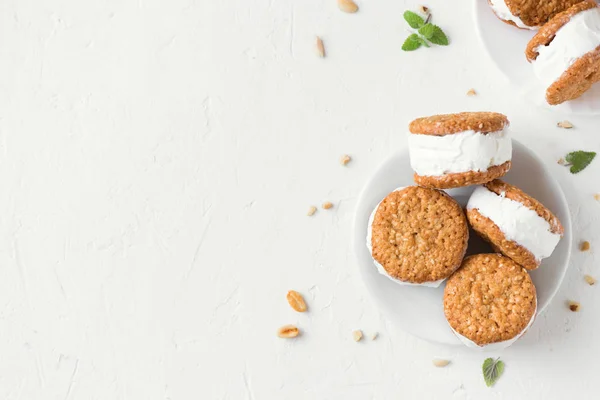 Glass Smörgåsar Med Nötter Och Fullkorn Cookies Hemmagjord Vaniljglass Smörgåsar — Stockfoto