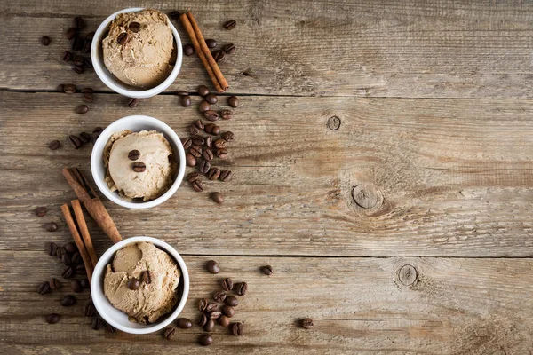 Кофе Мороженое Деревянном Фоне Домашнее Кофейное Мороженое Кофейными Зернами Здоровый — стоковое фото