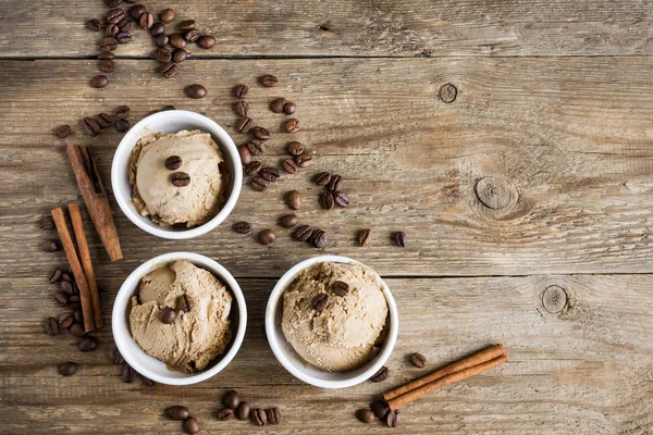 Ahşap arka plan üzerinde kahveli dondurma. Ev yapımı kahve gelato dondurma kahve çekirdekleri - sağlıklı yaz vegan tatlı ile.