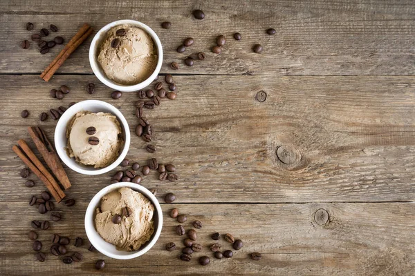 Ahşap arka plan üzerinde kahveli dondurma. Ev yapımı kahve gelato dondurma kahve çekirdekleri - sağlıklı yaz vegan tatlı ile.