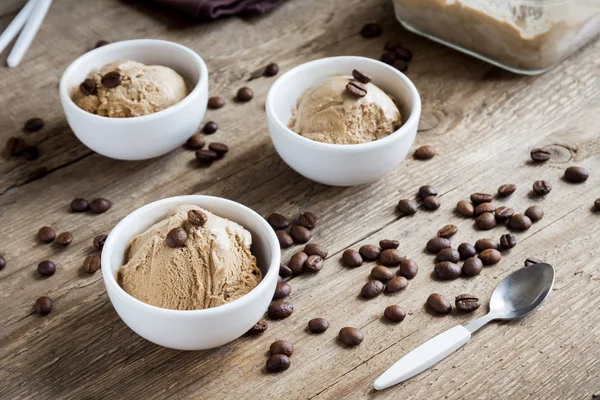 Ahşap arka plan üzerinde kahveli dondurma. Ev yapımı kahve gelato dondurma kahve çekirdekleri - sağlıklı yaz vegan tatlı ile.