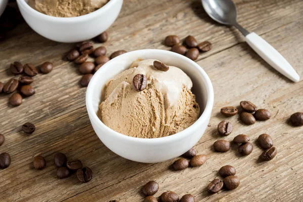 Ahşap arka plan üzerinde kahveli dondurma. Ev yapımı kahve gelato dondurma kahve çekirdekleri - sağlıklı yaz vegan tatlı ile.