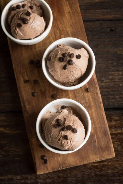 Ahşap zemin, kopya alanı üzerine çikolatalı dondurma. Ev yapımı vegan keto çikolatalı dondurmalı çikolata parçaları - sağlıklı yaz tatlı.