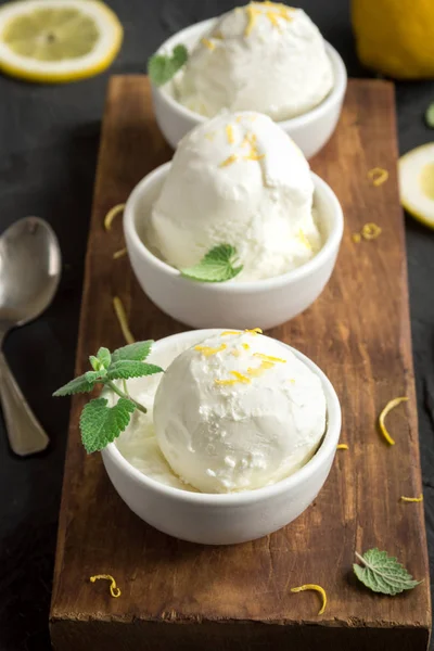 Мороженое Лимоном Миске Домашнее Цитрусовое Лимонное Мороженое Мятой Крупным Планом — стоковое фото