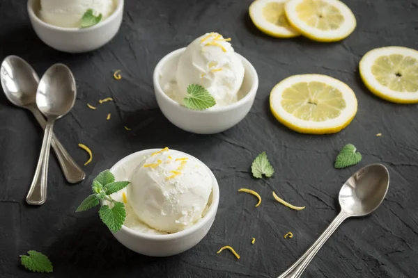 Gelado Limão Tigela Sorvete Caseiro Limão Cítrico Gelato Com Hortelã — Fotografia de Stock