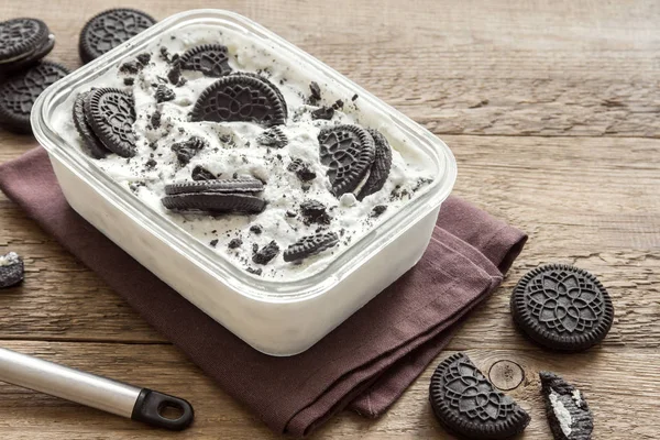 アイス クリームとチョコレートとクリームのサンドイッチのクッキー クッキーとクリームの自家製アイス クリーム デザート暗い背景の木に — ストック写真