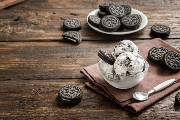 オレオ アイスクリーム クッキーとクリームの自家製アイス クリーム デザート暗い背景の木に — ストック写真