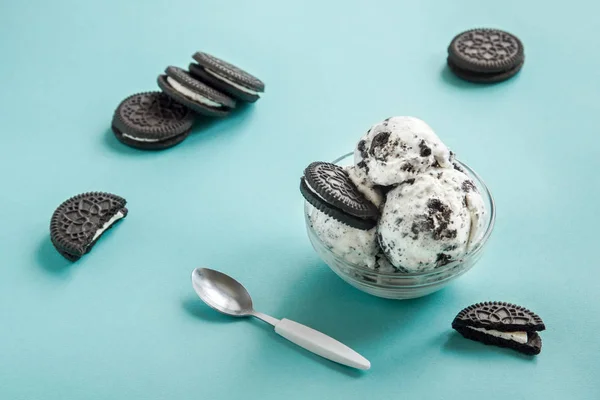 アイス クリームとチョコレートとクリームのサンドイッチのクッキー クッキーと青の背景 コピー領域にクリームの自家製アイス クリーム デザート — ストック写真