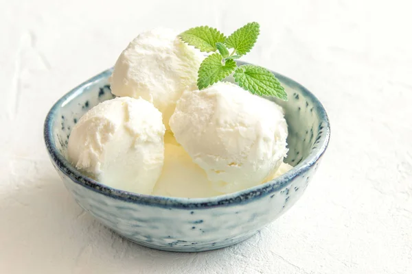 Gelato Alla Vaniglia Con Menta Ciotola Ceramica Blu Gelato Fatto — Foto Stock