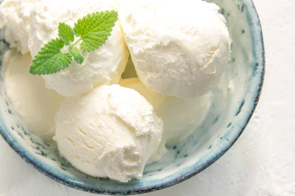 Gelato Alla Vaniglia Con Menta Ciotola Ceramica Blu Gelato Fatto — Foto Stock