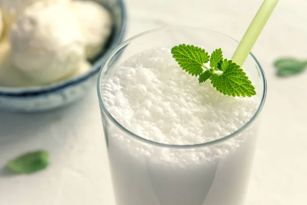 Vanilla Skaka Med Glass Och Mynta Vit Bakgrund Vaniljglass Milkshake — Stockfoto