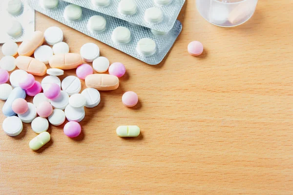 Variedade Comprimidos Comprimidos Cápsulas Mesa Madeira Com Espaço Cópia Conceito — Fotografia de Stock