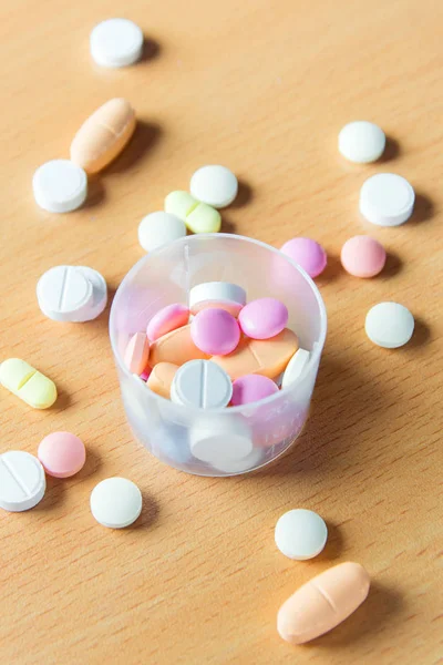 Variedade Comprimidos Comprimidos Cápsulas Mesa Madeira Com Espaço Cópia Conceito — Fotografia de Stock