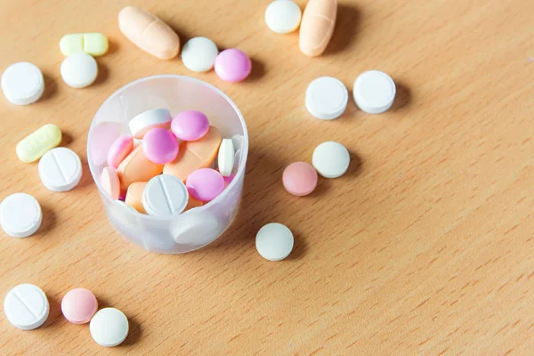 Hap, tablet ve kapsüller tıp ve sağlık kavramı kopya alanı - ahşap tablo ürün yelpazesine