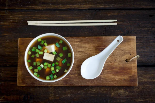 Japon miso çorbası koyu ahşap arka plan, kopya alanı üzerinde seramik kase. Asya miso çorbası ile tofu.