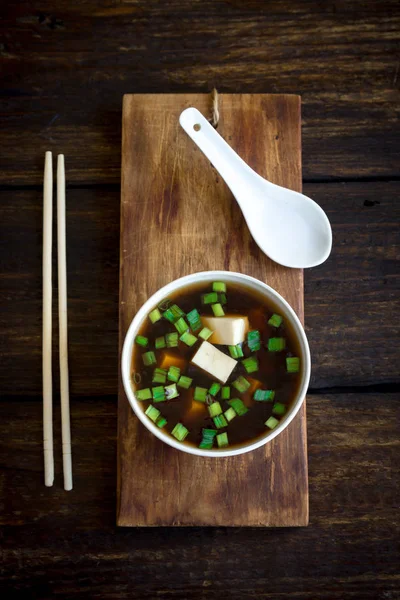 暗い背景の木 コピー領域のセラミック ボウルに味噌スープ アジアの味噌汁豆腐 — ストック写真