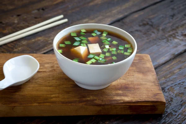 Sopa Japonesa Miso Cuenco Cerámica Sobre Fondo Madera Oscura Espacio —  Fotos de Stock