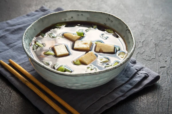 Japon miso çorbası kopya alanı siyah taş masada seramik kase. Asya miso çorbası ile tofu.