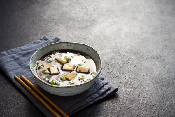 Japon miso çorbası kopya alanı siyah taş masada seramik kase. Asya miso çorbası ile tofu.
