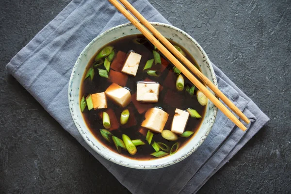 Japon miso çorbası kopya alanı siyah taş masada seramik kase. Asya miso çorbası ile tofu.