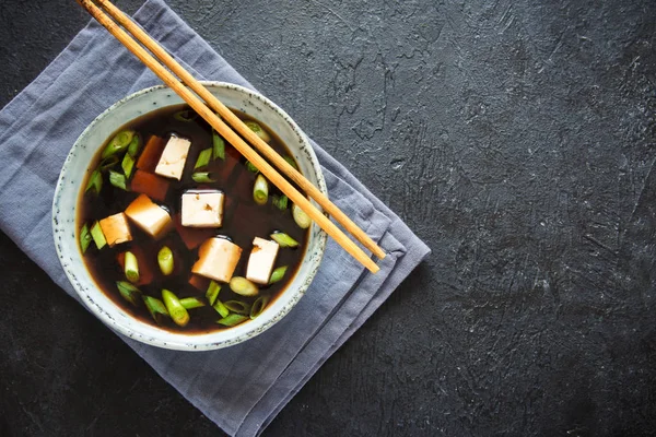 Japon miso çorbası kopya alanı siyah taş masada seramik kase. Asya miso çorbası ile tofu.