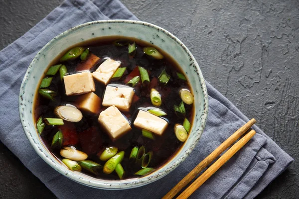 Japon miso çorbası kopya alanı siyah taş masada seramik kase. Asya miso çorbası ile tofu.