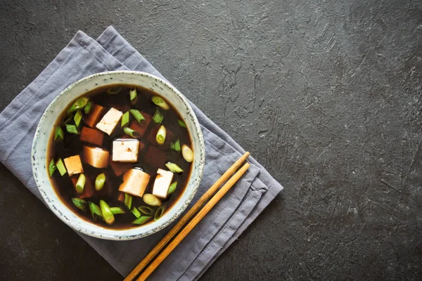 Japon miso çorbası kopya alanı siyah taş masada seramik kase. Asya miso çorbası ile tofu.