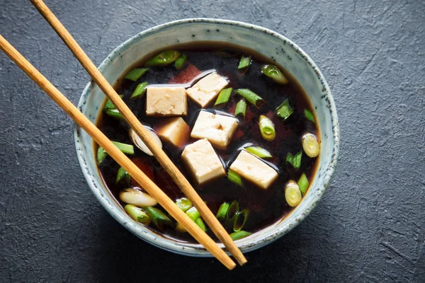 Japon miso çorbası kopya alanı siyah taş masada seramik kase. Asya miso çorbası ile tofu.
