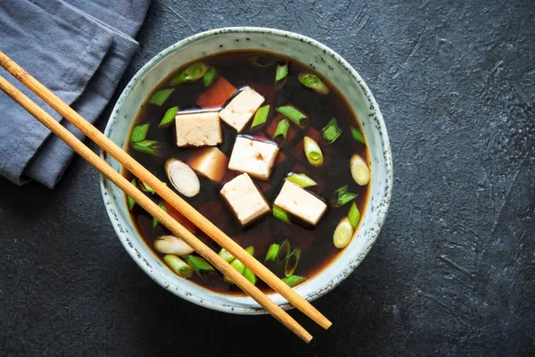 Japon miso çorbası kopya alanı siyah taş masada seramik kase. Asya miso çorbası ile tofu.