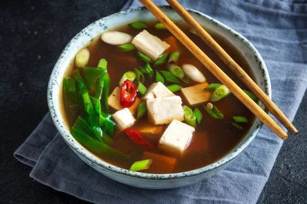 Japon miso çorbası kopya alanı siyah taş masada seramik kase. Asya miso çorbası ile tofu.