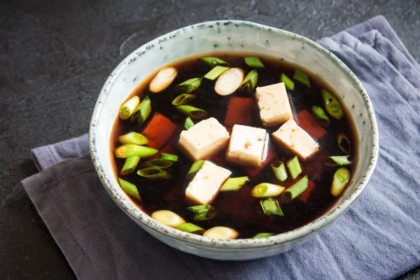 Japon miso çorbası kopya alanı siyah taş masada seramik kase. Asya miso çorbası ile tofu.