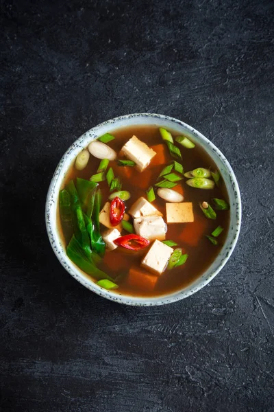 Japon miso çorbası kopya alanı siyah taş masada seramik kase. Asya miso çorbası ile tofu.