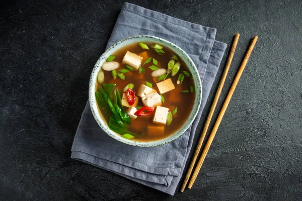 Japon miso çorbası kopya alanı siyah taş masada seramik kase. Asya miso çorbası ile tofu.