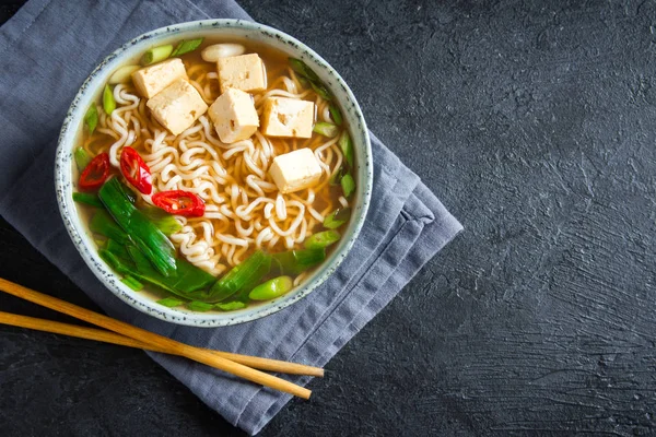 Japon eriştesi çorbası ve kara taş kaplama tofu. Erişteli Miso çorbası ve seramik kasede tofu, Asya geleneksel yemekleri..