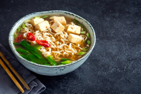 Japon eriştesi çorbası ve kara taş kaplama tofu. Erişteli Miso çorbası ve seramik kasede tofu, Asya geleneksel yemekleri..