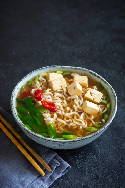 Japon eriştesi çorbası ve kara taş kaplama tofu. Erişteli Miso çorbası ve seramik kasede tofu, Asya geleneksel yemekleri..
