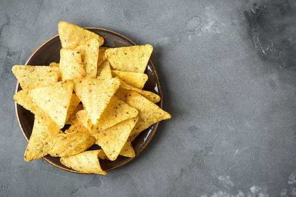 Cips cips. Tortilla Mısır Meksika cips cips kase gri taş zemin, kopya alanı üzerine.