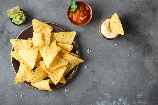 Cips cips ve çeşitli soslar daldırma. Tortilla Mısır cips cips salsa, eritilmiş peynir ve Guakamole, Meksika aperatifler.