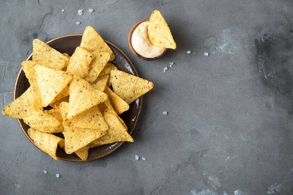 Cips cips ve peynir sos daldırma. Tortilla Mısır cips cips eritilmiş peynir, Meksika aperatifler.