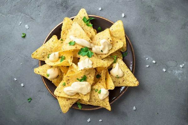 Cips cips ve peynir sos daldırma. Tortilla Mısır cips cips eritilmiş peynir, Meksika aperatifler.