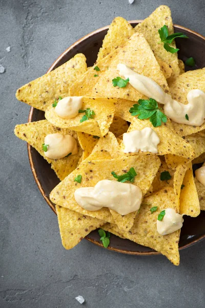 Cips cips ve peynir sos daldırma. Tortilla Mısır cips cips eritilmiş peynir, Meksika aperatifler.