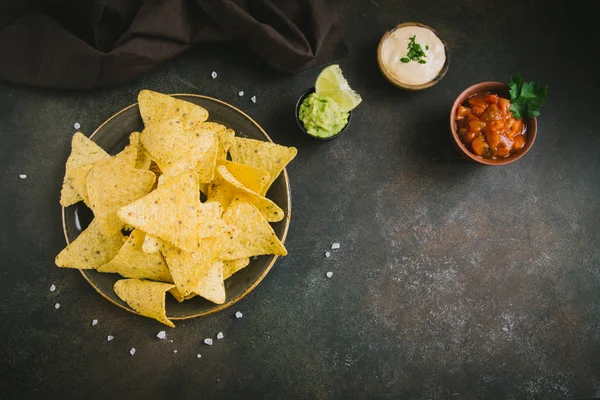 Cips cips ve çeşitli soslar, kopya alanı daldırma. Tortilla Mısır cips cips salsa, eritilmiş peynir ve Guakamole, Meksika aperatifler.