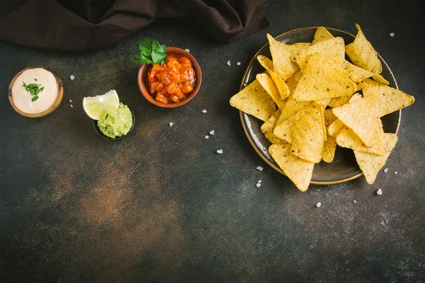 Cips cips ve çeşitli soslar, kopya alanı daldırma. Tortilla Mısır cips cips salsa, eritilmiş peynir ve Guakamole, Meksika aperatifler.