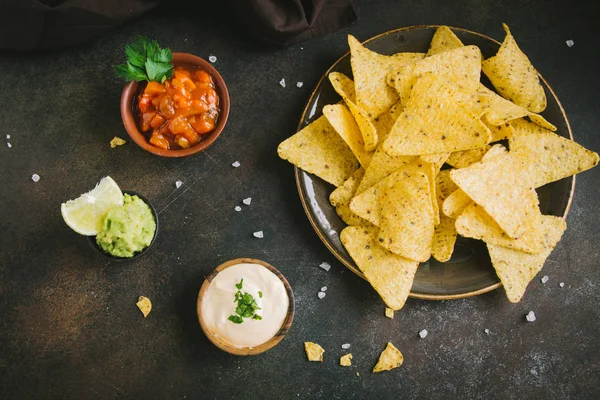 Cips cips ve çeşitli soslar daldırma. Tortilla Mısır cips cips salsa, eritilmiş peynir ve Guakamole, Meksika aperatifler.