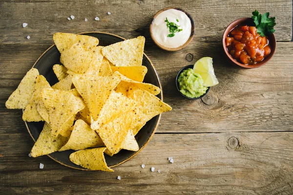 Cips cips ve çeşitli DIP soslar. Tortilla Mısır cips cips salsa, eritilmiş peynir ve Guakamole, Meksika aperatifler.