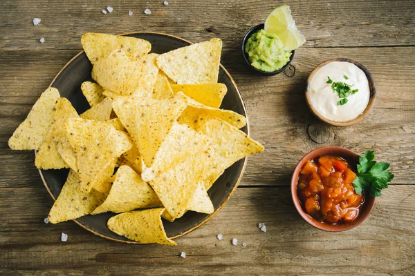Cips cips ve çeşitli dip sos, yakın çekim. Tortilla Mısır cips cips salsa, eritilmiş peynir ve Guakamole, Meksika aperatifler.