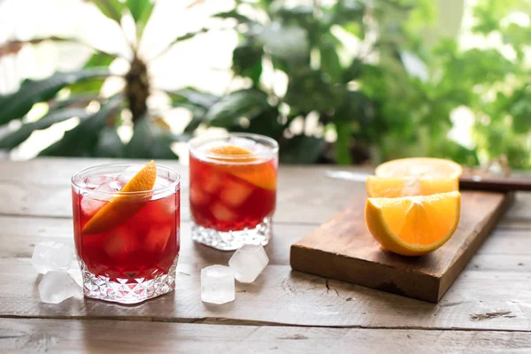 Negroni Koktajl Pomarańczowy Lód Domu Negroni Klasyczny Koktajl Składników Drewnianym — Zdjęcie stockowe