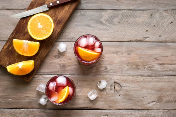 Negroni Koktejl Pomerančem Ledu Domácí Klasický Negroni Koktejlu Ingredience Dřevěný — Stock fotografie