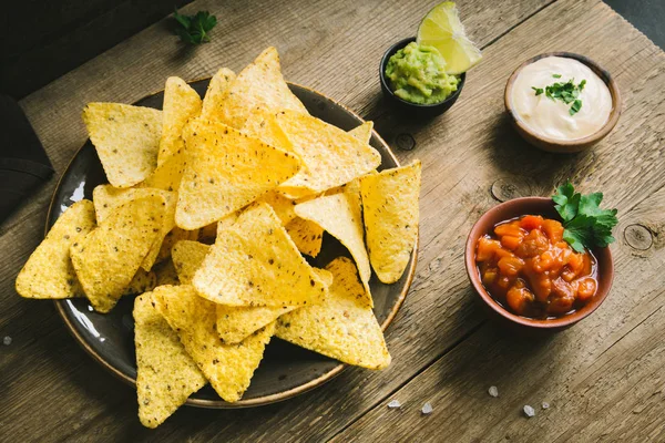 Cips cips ve çeşitli DIP soslar. Tortilla Mısır cips cips salsa, eritilmiş peynir ve Guakamole, Meksika aperatifler.